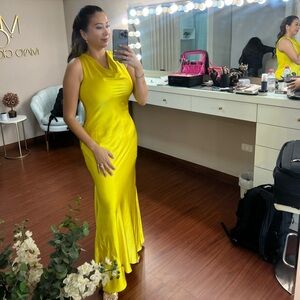 DONNA KARAN WEDDING GUEST DRESS
Women's Sleeveless Cowlneck Gown